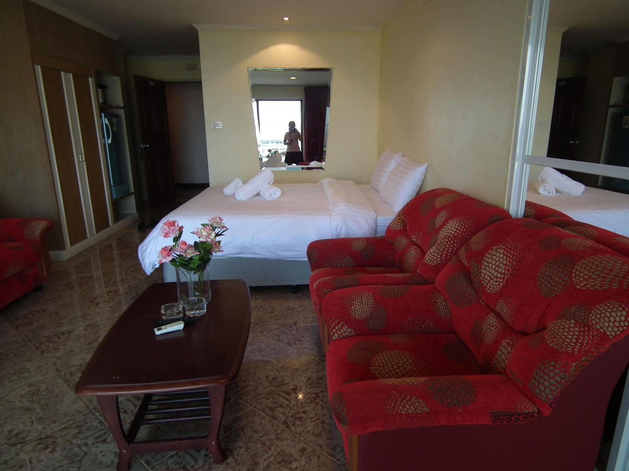 Abricole At Pattaya Hill Apartment Екстериор снимка