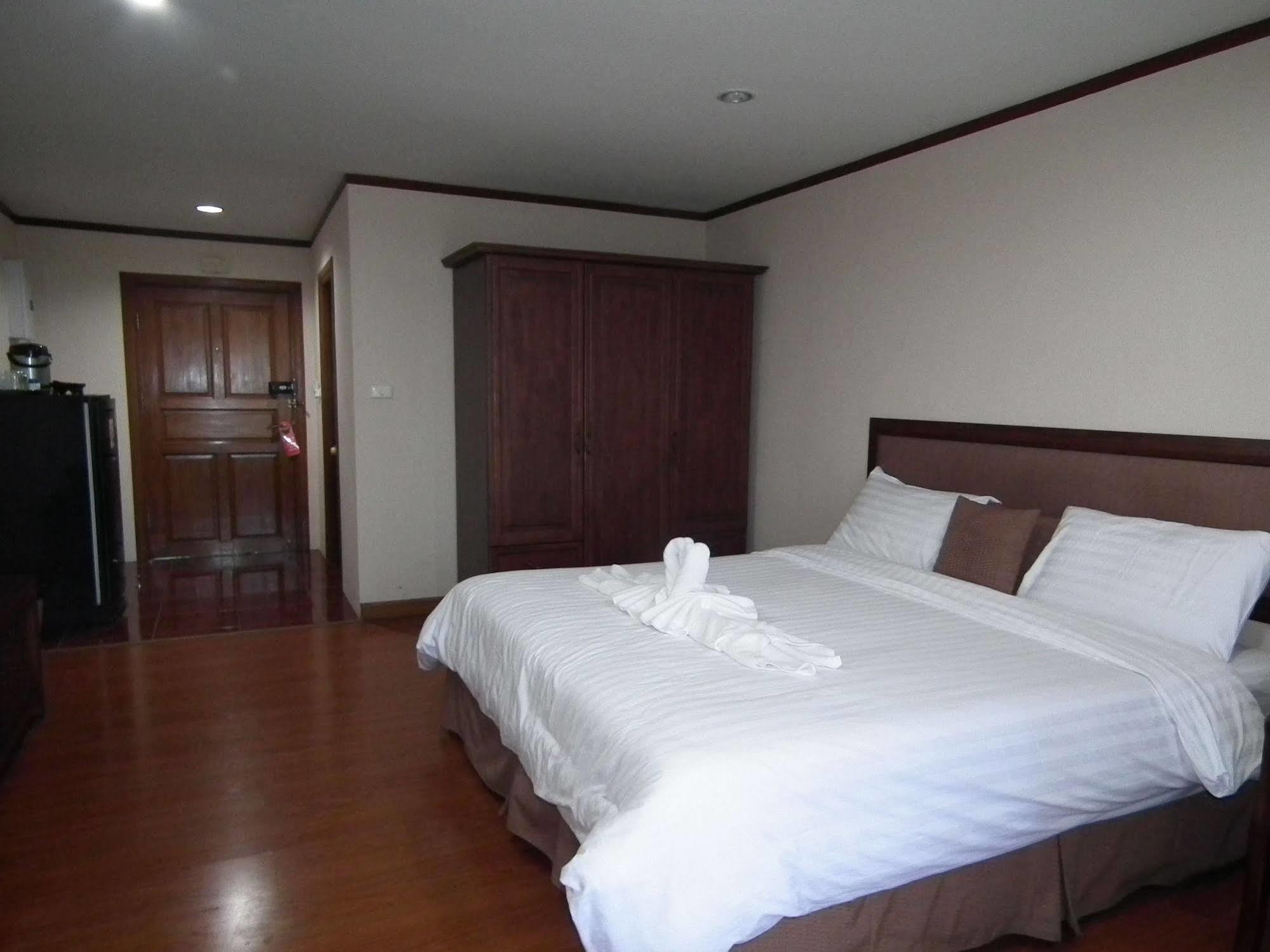 Abricole At Pattaya Hill Apartment Екстериор снимка