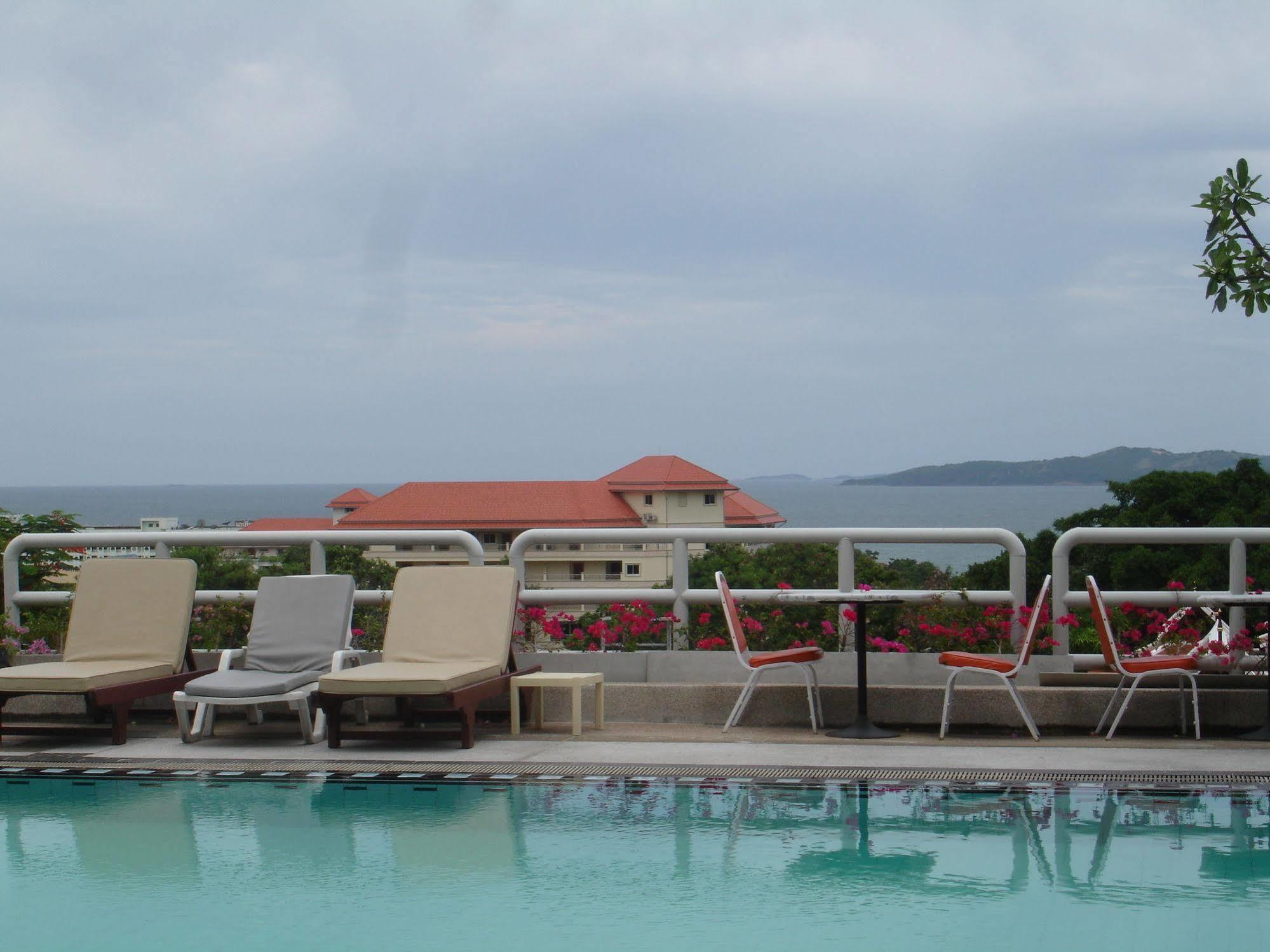 Abricole At Pattaya Hill Apartment Екстериор снимка