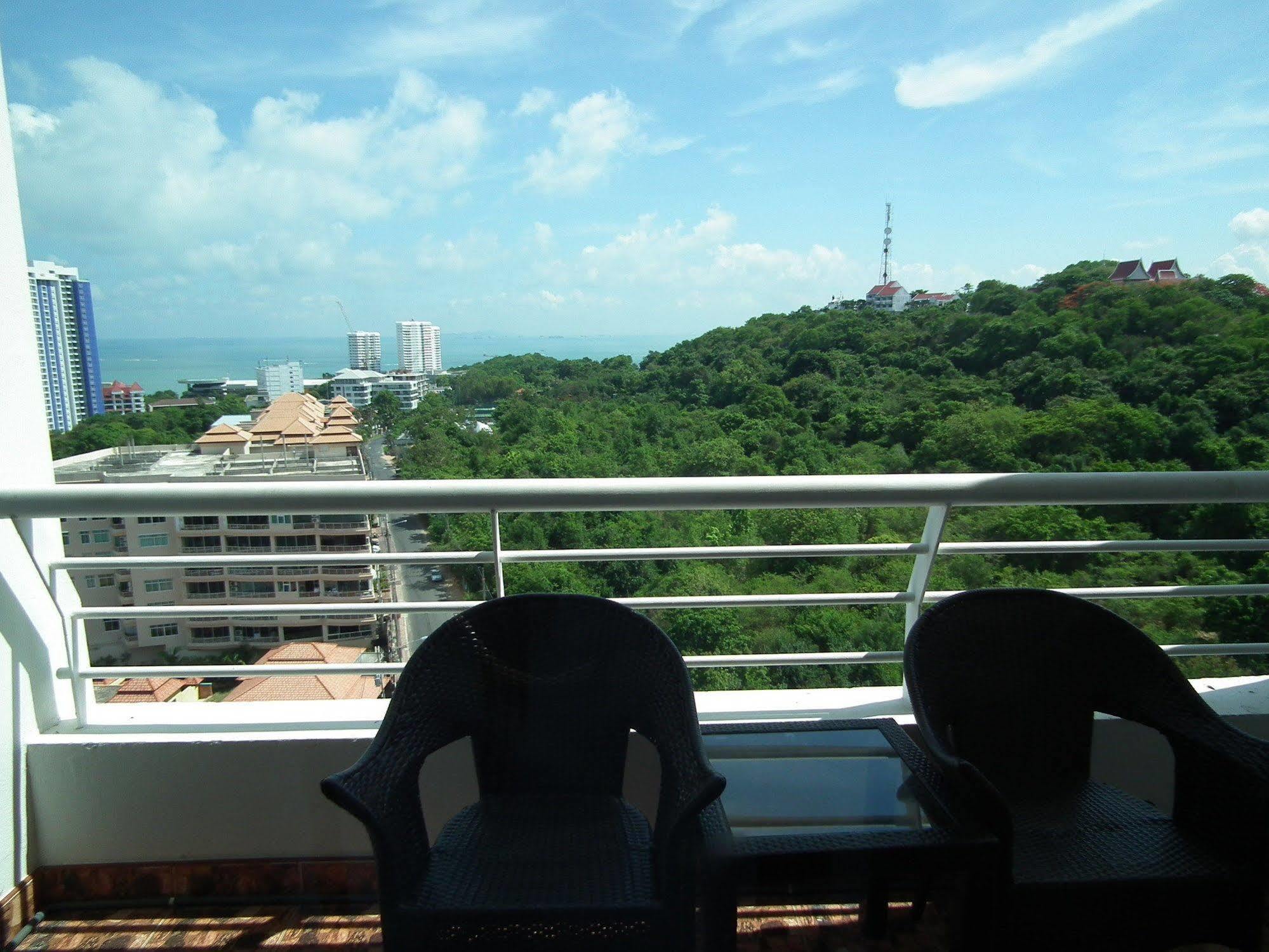 Abricole At Pattaya Hill Apartment Екстериор снимка