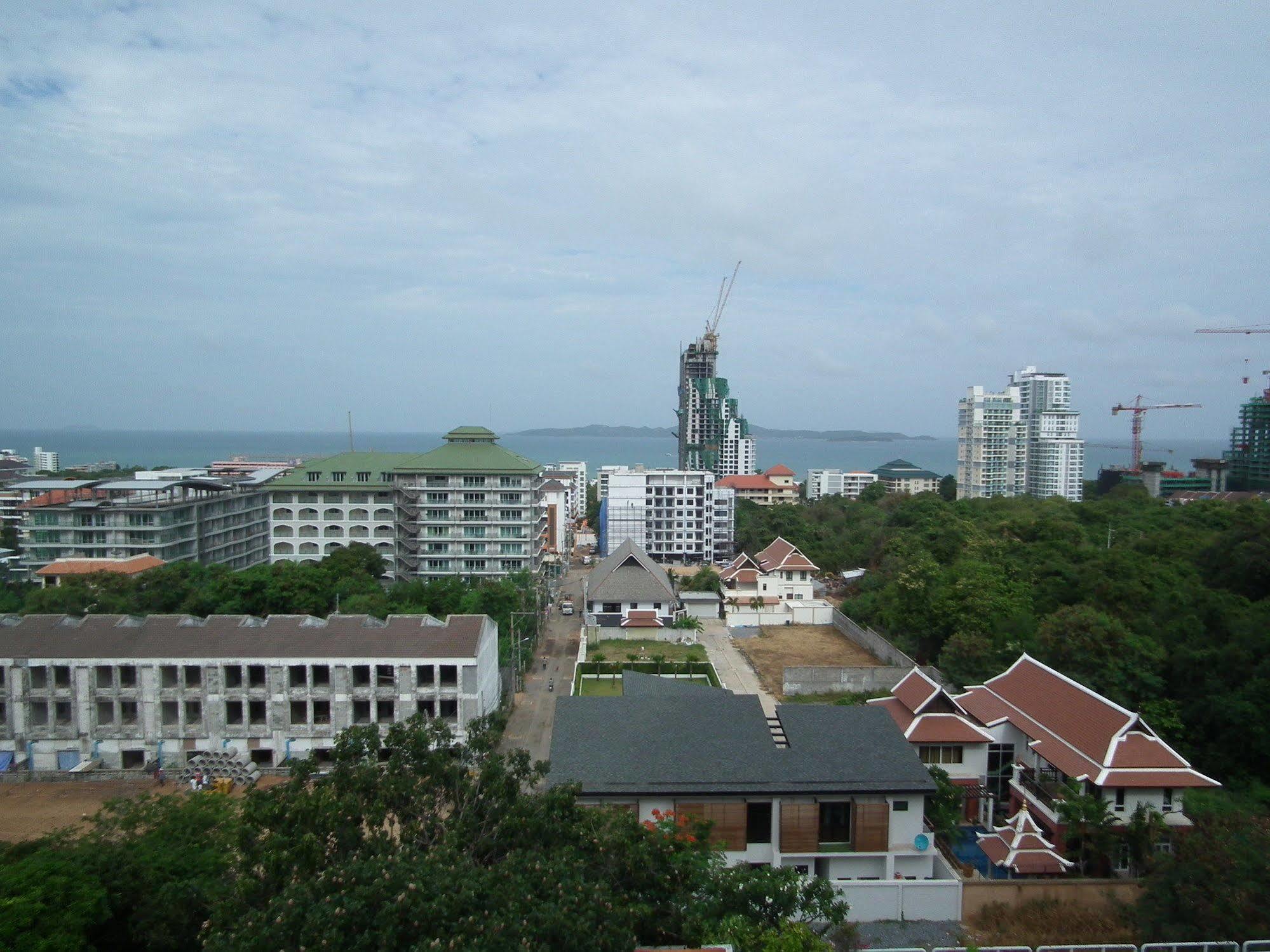 Abricole At Pattaya Hill Apartment Екстериор снимка