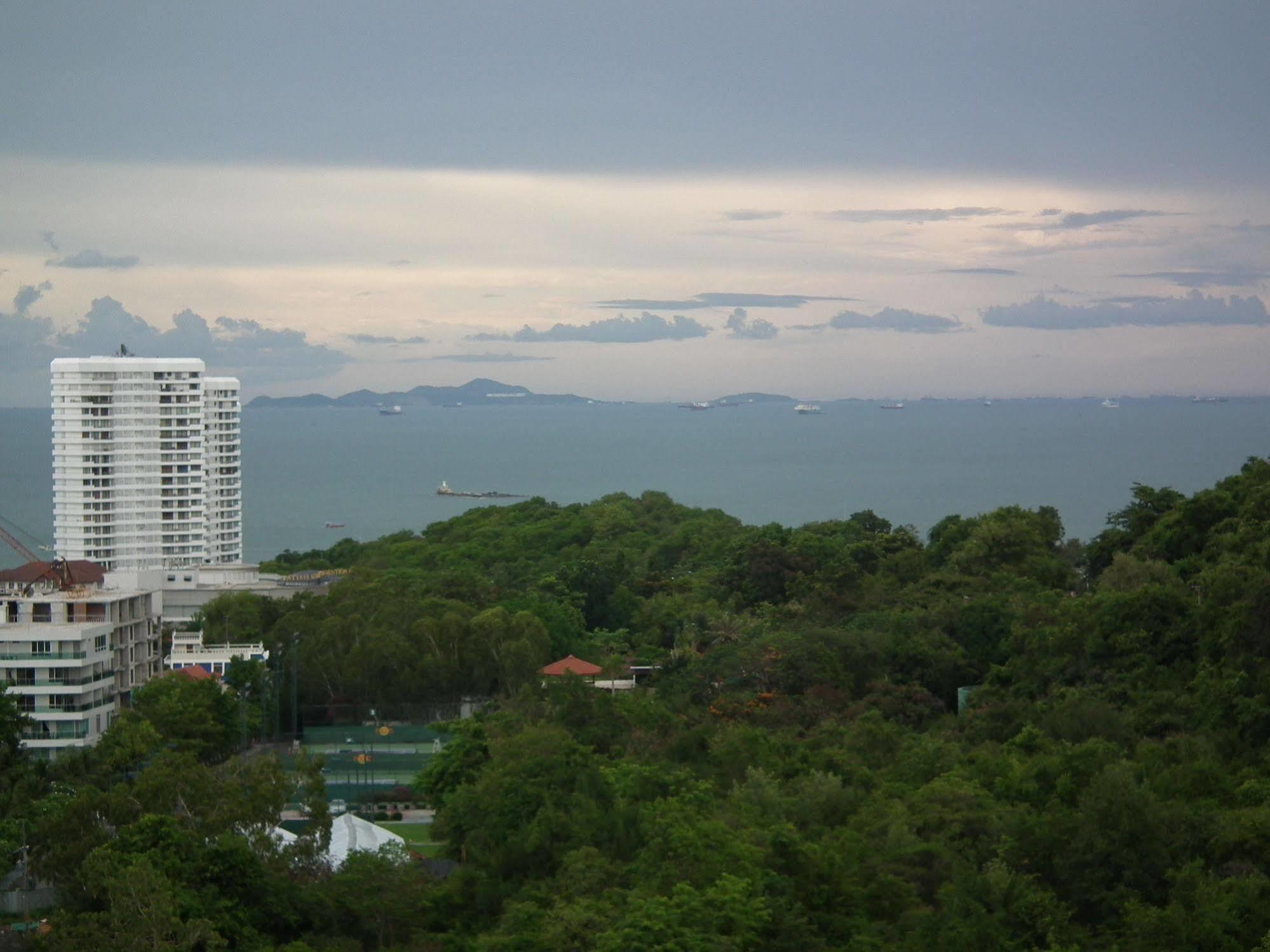 Abricole At Pattaya Hill Apartment Екстериор снимка